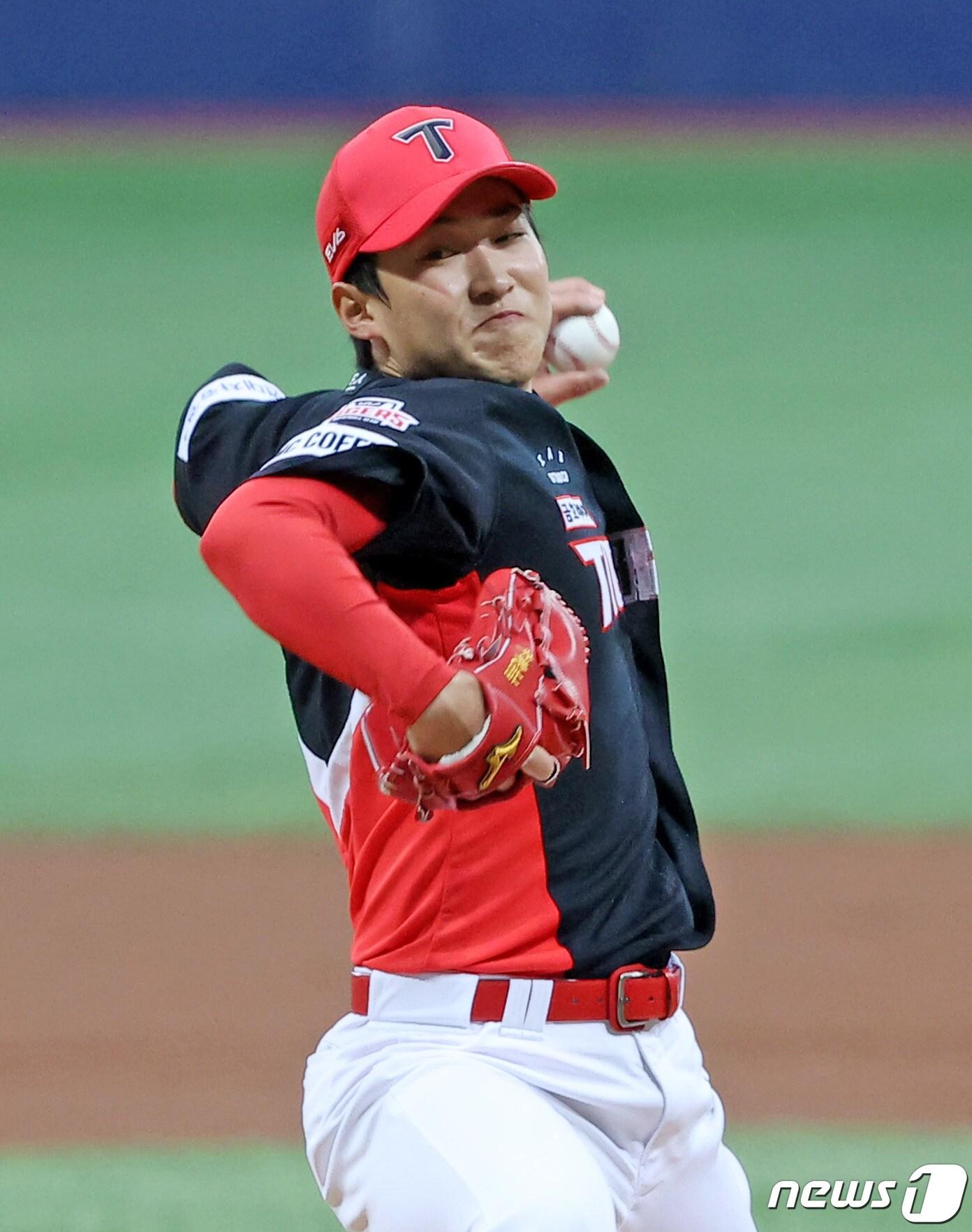 본문 이미지 - 16일 오후 서울 구로구 고척스카이돔에서 열린 2023 한국프로야구(KBO) 키움 히어로즈와 KIA 타이거즈의 시범경기, 1회말 KIA 선발투수로 나선 윤영철이 역투하고 있다. 2023.3.16/뉴스1 ⓒ News1 조태형 기자