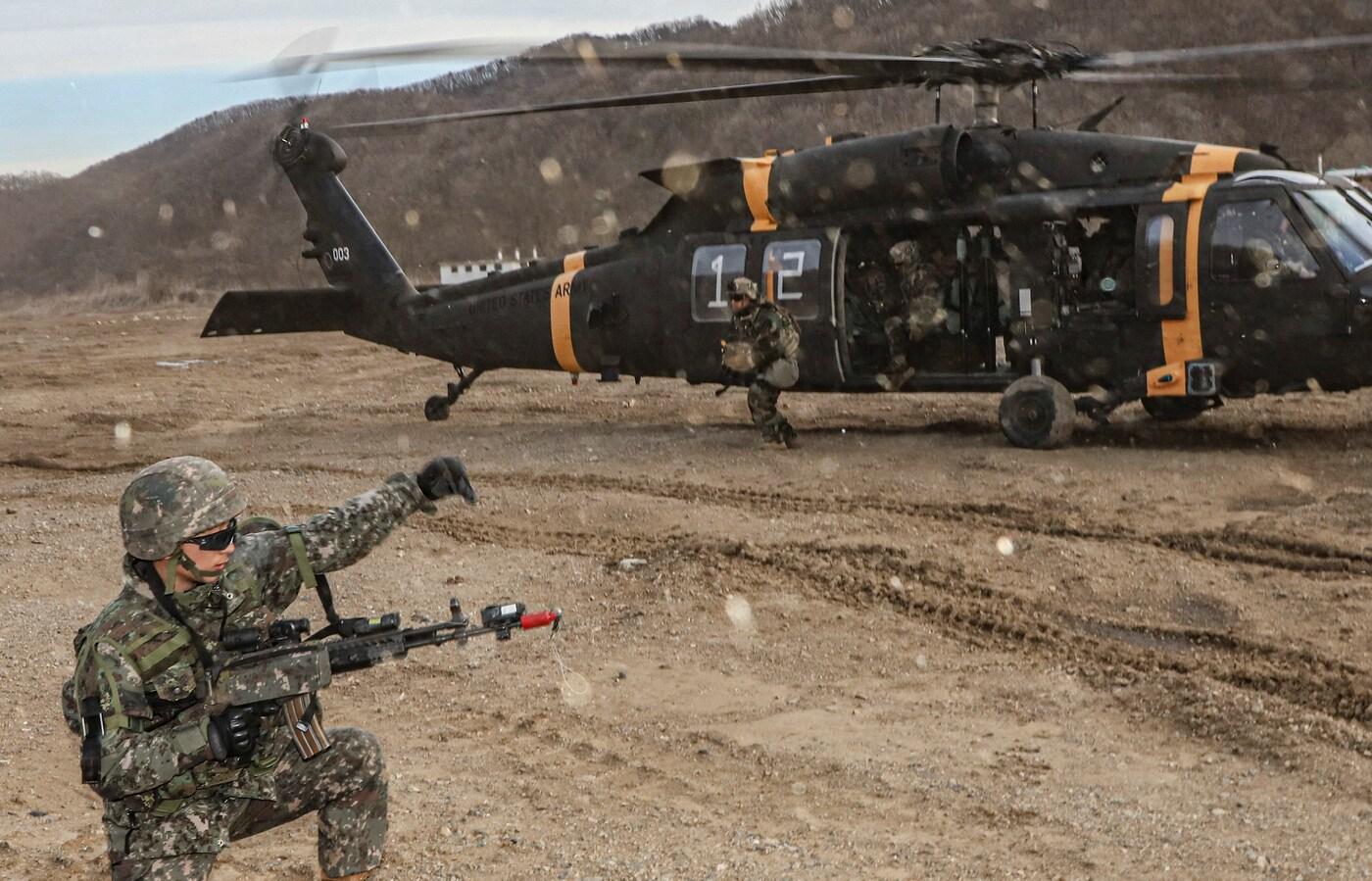 16일 경기도 파주 무건리 훈련장에서 육군25보병사단 장병들이 공중강습작전 중 미군 착륙에 대비해 교두보 확보 및 경계를 지원하고 있다. (육군 제공)