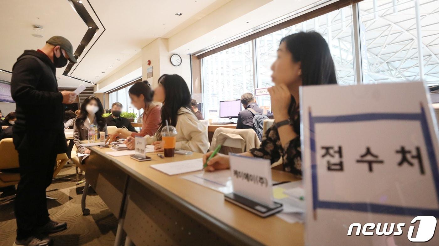 본문 이미지 - 3월16일 오후 인천국제공항 제1터미널 항공일자리취업지원센터에서 열린 '상주기업 채용의 날' 행사에서 구직자들이 이력서를 접수하고 있다. 2023.3.16/뉴스1 ⓒ News1 임세영 기자