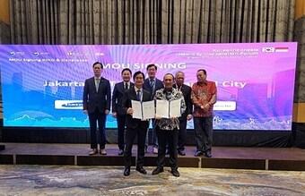 본문 이미지 - 인도네시아 자카르타 물리아 호텔에서 열린 ‘한-인니 New City 협력포럼’에서 삼성물산과 인니 국영건설회사인 WIKA가 자카르타 메트로, 신수도 스마트시티 개발 협력 업무협약(MOU)을 맺고 기념사진을 찍고 있다. /신현우 기자