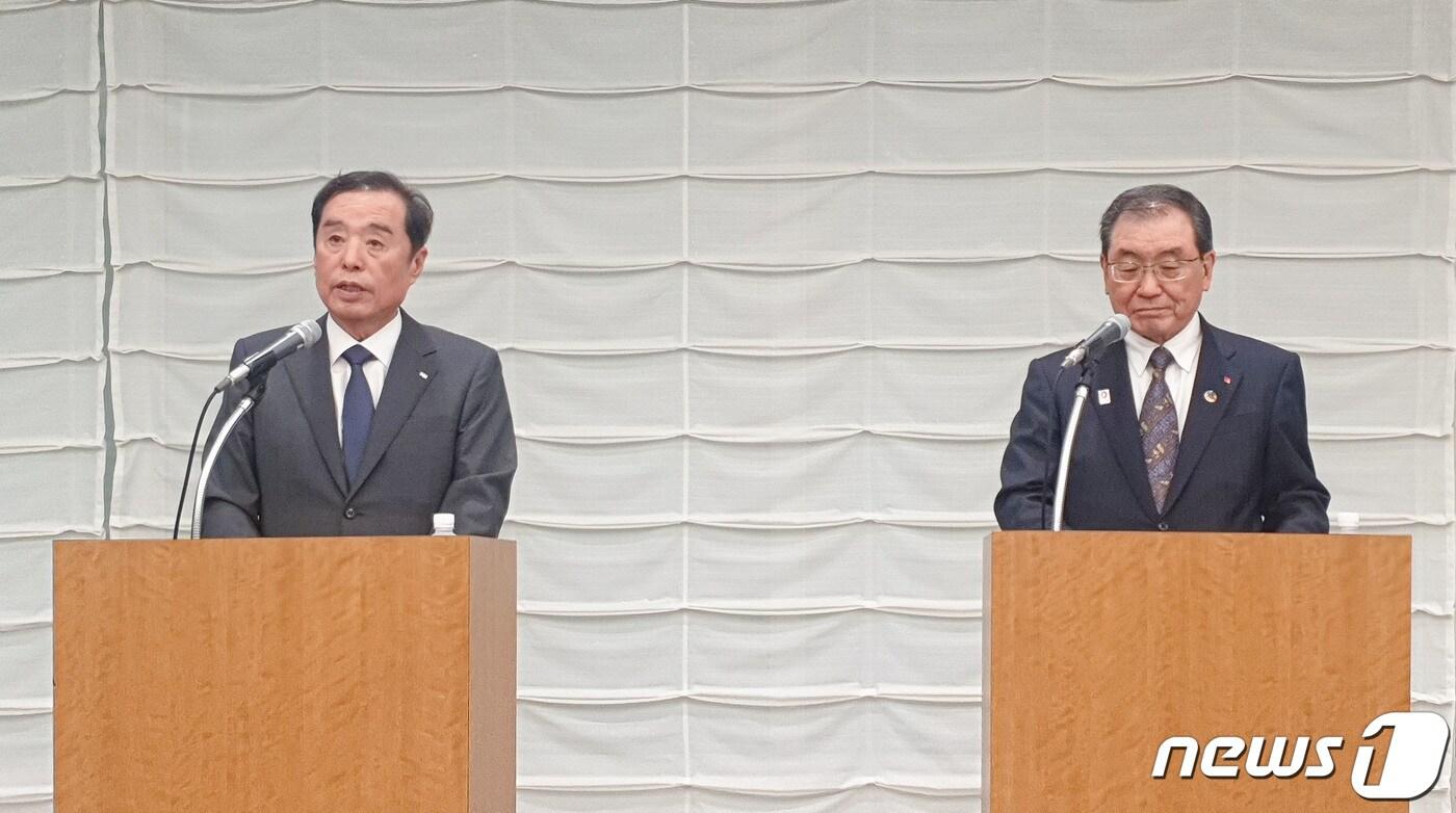 본문 이미지 - 김병준 전국경제인연합회 회장직무대행(왼쪽)과 도쿠라 마사카즈 일본경제단체연합회(게이단렌) 회장이 16일 일본 도쿄 경단련회관에서 '한일 미래파트너십 선언'을 하고 있다. (전경련 제공) 2023.3.16/뉴스1