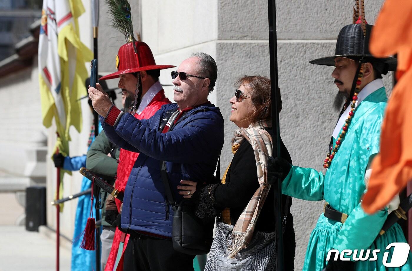 본문 이미지 - 서울 광화문에서 외국인 관광객들이 즐거운 시간을 보내고 있다. 2023.3.16/뉴스1 ⓒ News1 