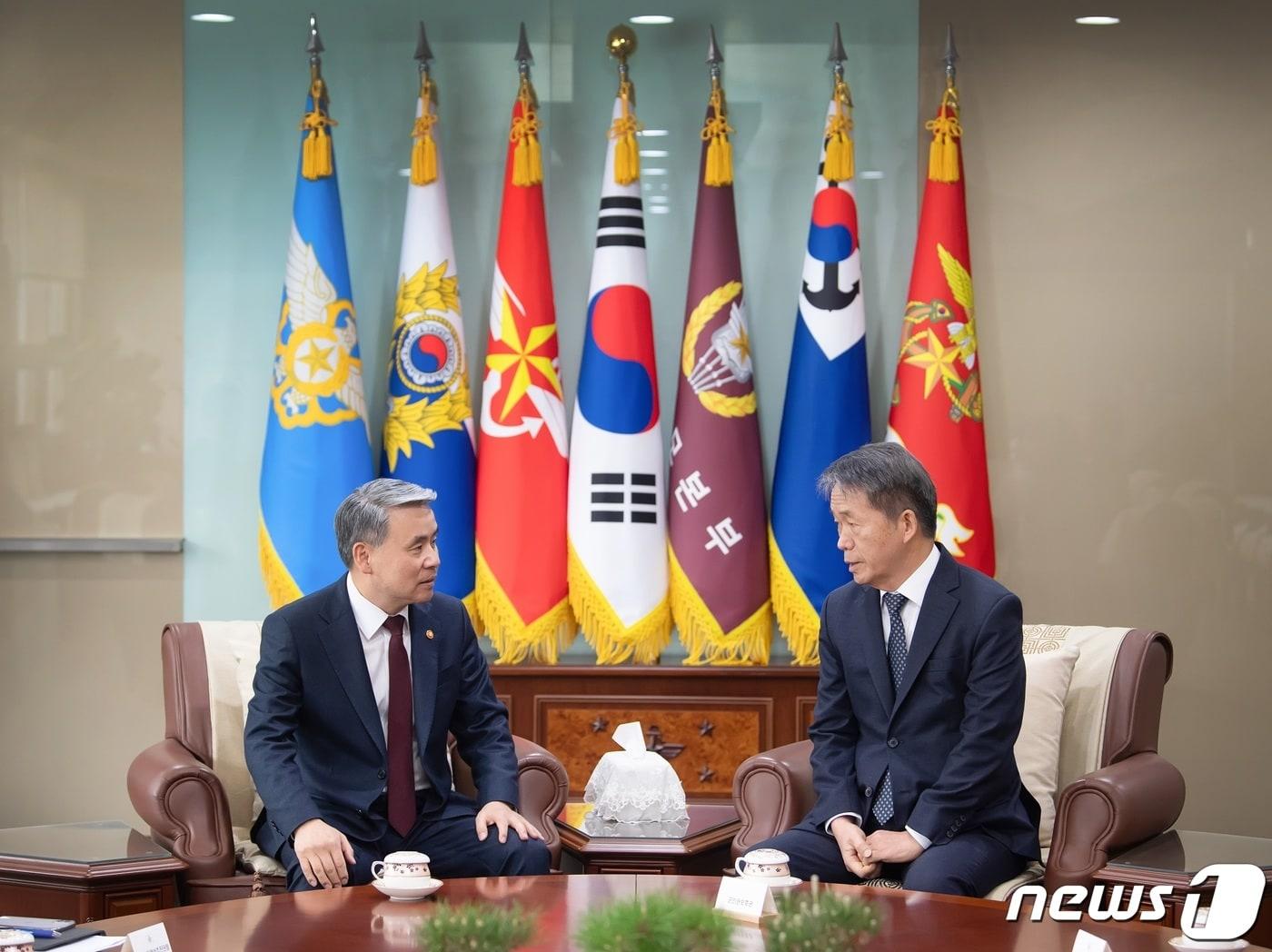 본문 이미지 - 이종섭 국방부 장관이 지난 3월16일 서울 국방부 청사에서 김용원 국가인권위원회 군인권보호관과 군 인권보호 업무 현안에 대한 의견을 나누고 있다. (국방부 제공) 2023.3.16/뉴스1