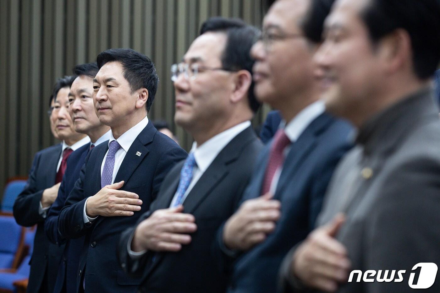 김기현 국민의힘 대표를 비롯한 지도부가 16일 서울 여의도 국회에서 열린 정책의원총회에서 국민의례를 하고 있다. 2023.3.16/뉴스1 ⓒ News1 유승관 기자