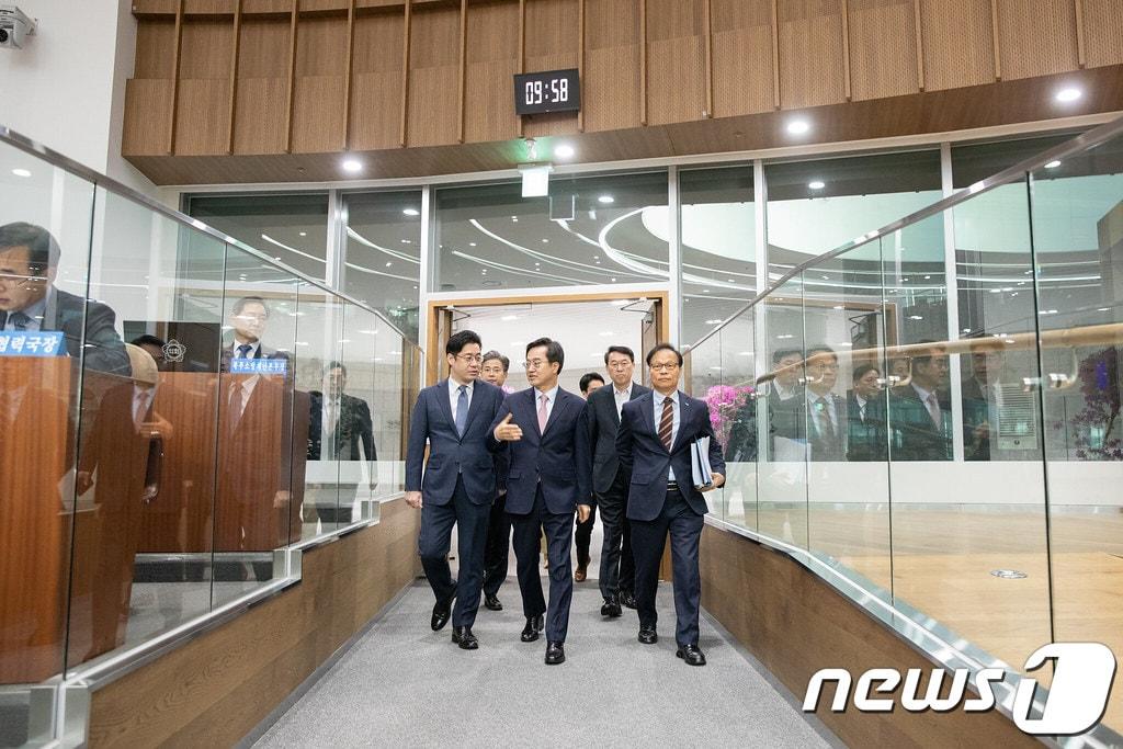 본문 이미지 - 16일 김동연 경기도지사가 경기도의회 본회의장에서 열린 제367회 임시회 제3차 본회의에 참석하고 있다.(경기도 제공)/