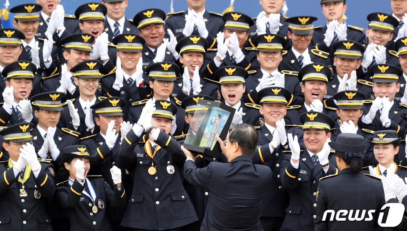본문 이미지 - 한덕수 국무총리가 16일 오후 충남 아산시 신창면 경찰대학교에서 열린 2023년 신임경찰 경위·경감 임용식에서 캐릭터 선물을 받은 후 감사를 표하고 있다. 2023.3.16/뉴스1 ⓒ News1 김명섭 기자