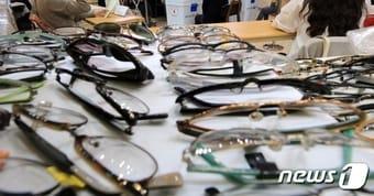 본문 이미지 - 서울 광진구의 한 안경원에 안경이 진열돼 있는 모습. ⓒ구윤성 기자