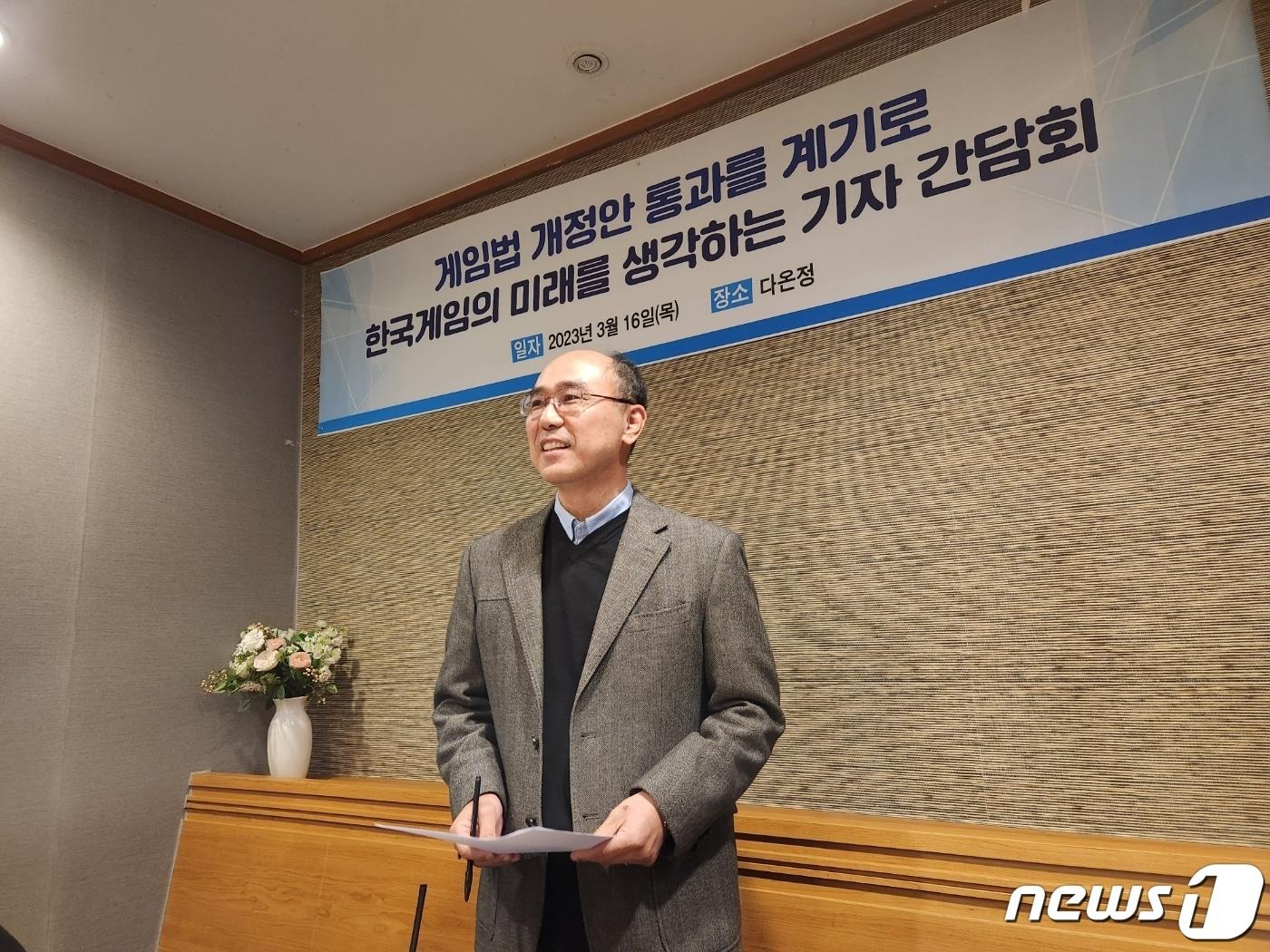 본문 이미지 - 한국게임학회의 위정현 중앙대 교수는 '컴플리트 가챠(다중 뽑기)'가 끊임 없이 비용을 지불하도록 이용자를 유도한다고 비판하며 이를 금지해야 한다고 목소리를 높였다.위정현 중앙대 교수.ⓒ 뉴스1