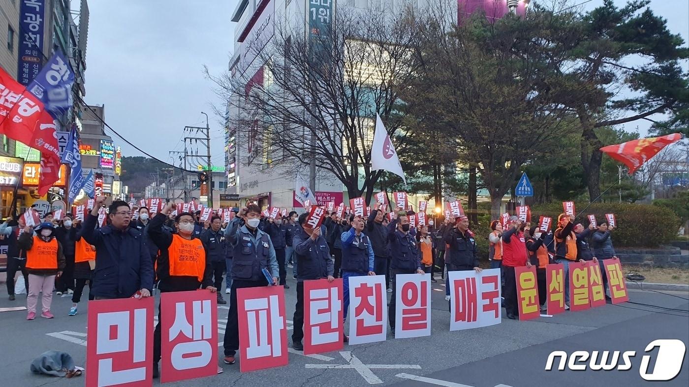 본문 이미지 - 민주노총 경남본부는 16일 오후 경남 창원시 의창구 봉곡동에 있는 국민의힘 경남도당 앞에서 집회를 열고 "정부가 공안 탄압을 자행하고 있다"고 비판하고 있다. 2023.3.16. ⓒ 뉴스1 박민석 기자