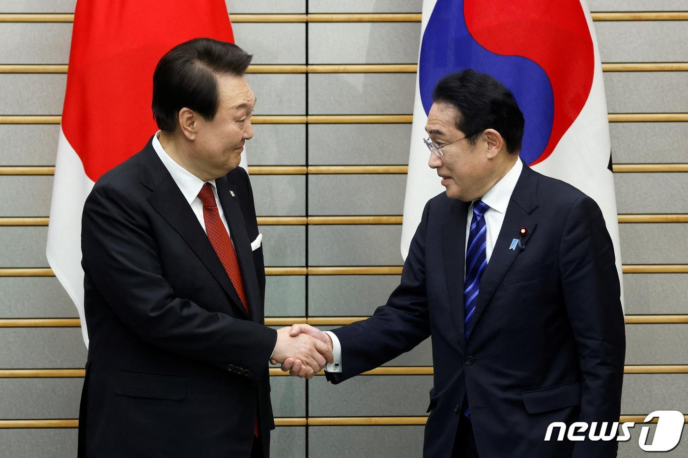 본문 이미지 - 16일(현지시간) 윤석열 대통령과 기시다 후미오 일본 총리가 일본 도쿄 총리 관저에서 열린 한일 정상회담을 전 악수를 나누고 있다. ⓒ 로이터=뉴스1 ⓒ News1 정윤영 기자