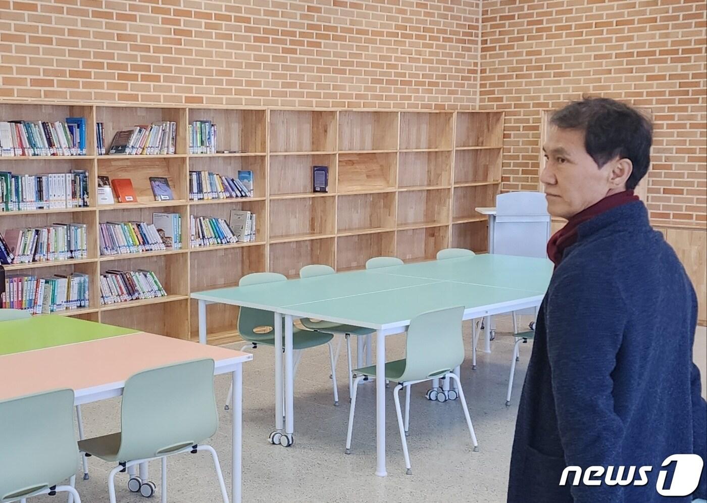 본문 이미지 - 아산 송남중 유재흥 교장이 '방과 후 아카데미' 활동이 이뤄지던 교내 시설을 살펴보고 있다. 송남중은 청소년 돌봄 공백해소 등을 위해 지난해부터 5년 동안 아카데미를 운영할 계획이었지만 아산시의 사업 중단으로 1년 만에 수포로 돌아갔다. 2023.3.13. ⓒ 뉴스1 이시우 기자