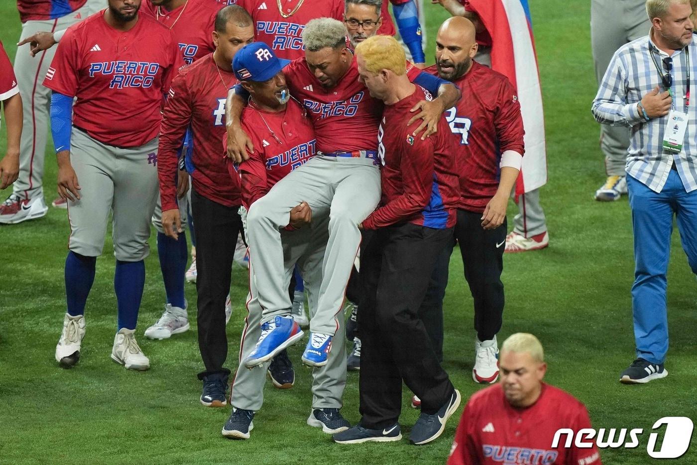 본문 이미지 - 에드윈 디아즈(가운데)는 2023 WBC 8강 진출 확정 후 오른쪽 무릎을 다쳐 수술을 받았다. ⓒ AFP=뉴스1