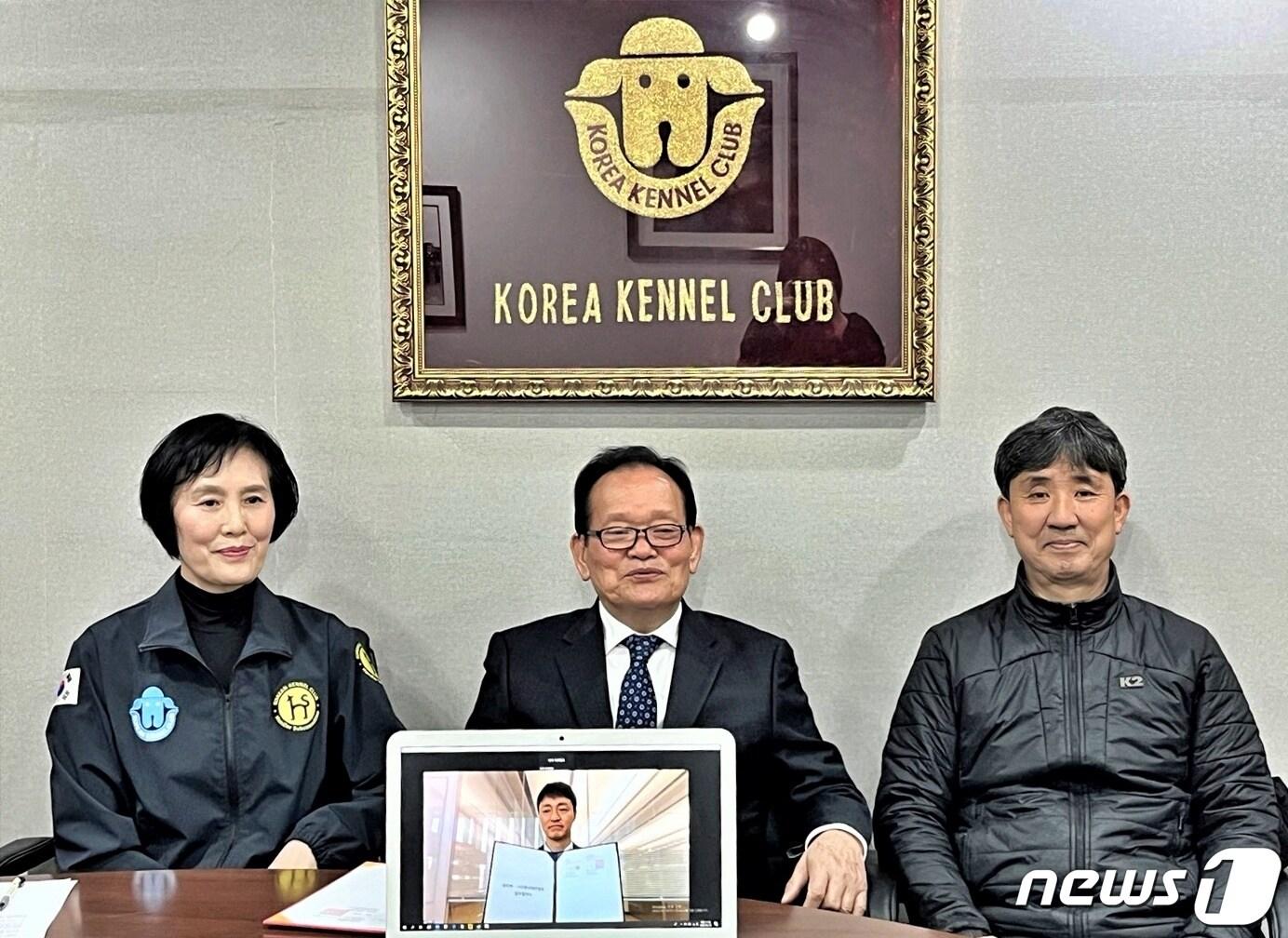 본문 이미지 - 한국애견협회는 네이버와 &#39;동물훈련사 인물정보 제공을 위한 업무협약&#39;을 체결했다고 17일 밝혔다.&#40;협회 제공&#41; ⓒ 뉴스1