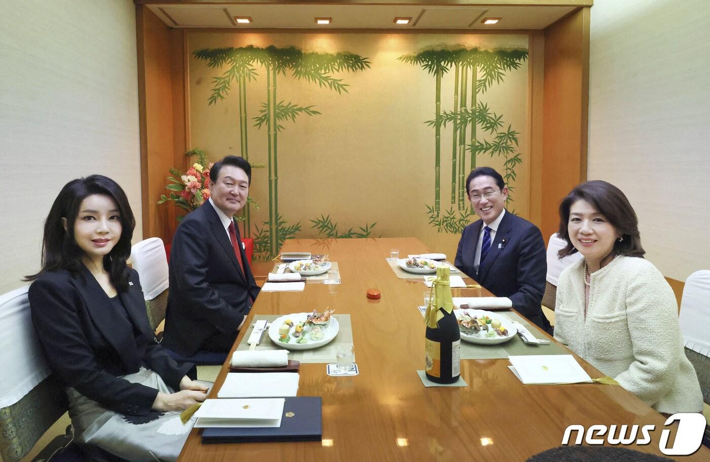 본문 이미지 - 윤석열 대통령과 김건희 여사가 16일 기시다 후미오 총리, 유코 여사와 도쿄 번화가인 긴자의 한 한 스키야키·샤부샤부 전문점에서 만찬을 하고 있다. 일본 내각홍보실이 교도통신을 통해 공개한 기념 사진. ⓒ 로이터=뉴스1 ⓒ News1 이유진 기자