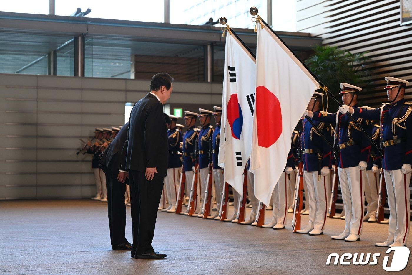 본문 이미지 - 윤석열 대통령이 16일 오후 일본 도쿄 총리 관저에서 열린 환영행사에서 기시다 후미오 총리와 함께 양국 국기에 예를 표하고 있다. (대통령실 제공) 2023.3.17/뉴스1 ⓒ News1 오대일 기자