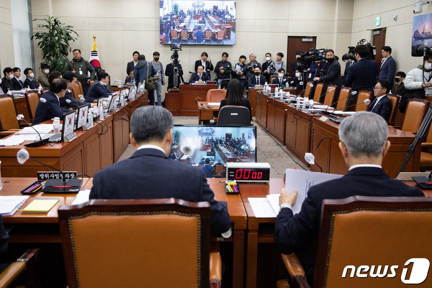 본문 이미지 - 17일 서울 여의도 국회에서 열린 제404회 국회(임시회) 국방위원회 제1차 전체회의장 더불어민주당 위원석 노트북에 '역사를 팔아서 미래를 살 수는 없습니다'라는 문구와 함께 태극기가 그려진 팻말이 붙어 있다. 국민의힘은 이 팻말에 반발, 전체회의에 불참하며 회의가 지연되고 있다. 2023.3.17/뉴스1 ⓒ News1 유승관 기자