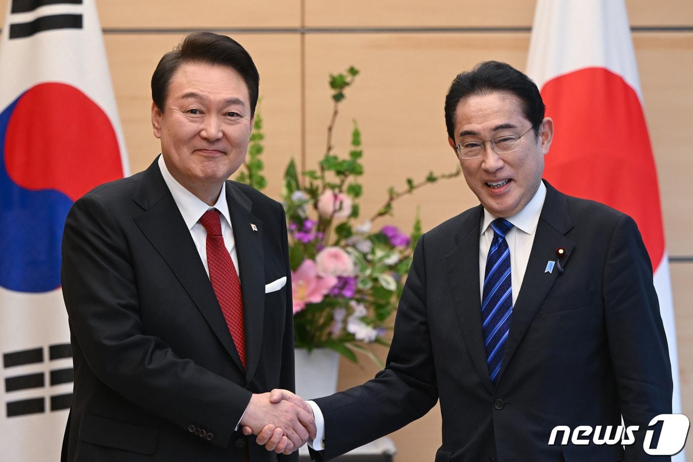 윤석열 대통령과 기시다 후미오 일본 총리가 16일 도쿄 총리 관저에서 정상회담에 앞서 기념 촬영하고 있다. &#40;대통령실 제공&#41; 2023.3.17/뉴스1 ⓒ News1 오대일 기자