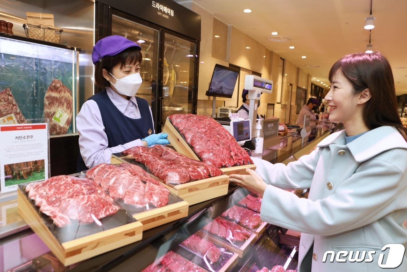 롯데백화점 본점에서 '저탄소 한우'를 구매하는 모습.(롯데백화점 제공)