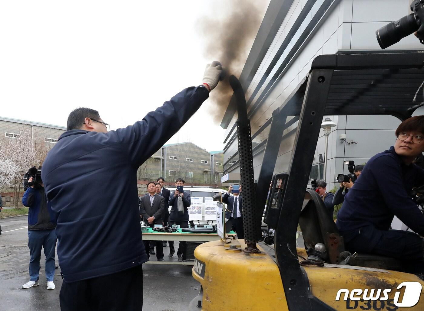 본문 이미지 - 광주시는 노훈 건설기계의 엔진 교체 비용을 전액 무상 지원한다. 사진은 구형 지게차의 배기가스 배출 모습./뉴스1 
