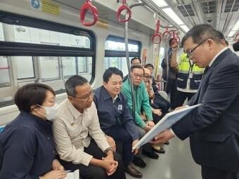 본문 이미지 - 원희룡 국토교통부 장관이 인도네시아 자카르타 경전철(LRT) 1A단계를 시승하고 있다. /신현우 기자