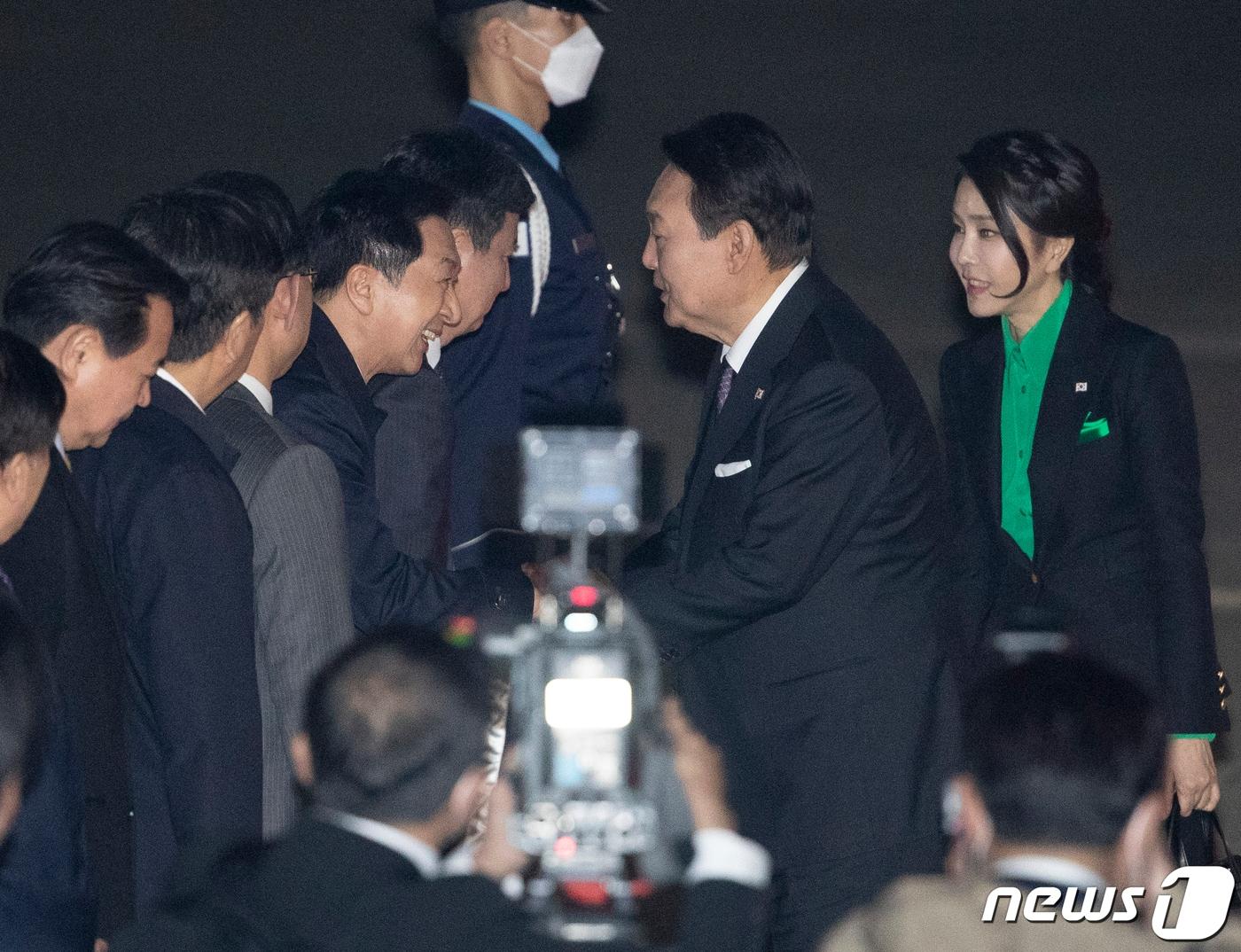 본문 이미지 - 윤석열 당시 대통령과 김건희 여사가 2023년 3월 17일 오후 경기 성남시 서울공항을 통해 귀국해 김기현 당시 국민의힘 대표와 인사하고 있다. 2023.3.17/뉴스1 ⓒ News1 신웅수 기자