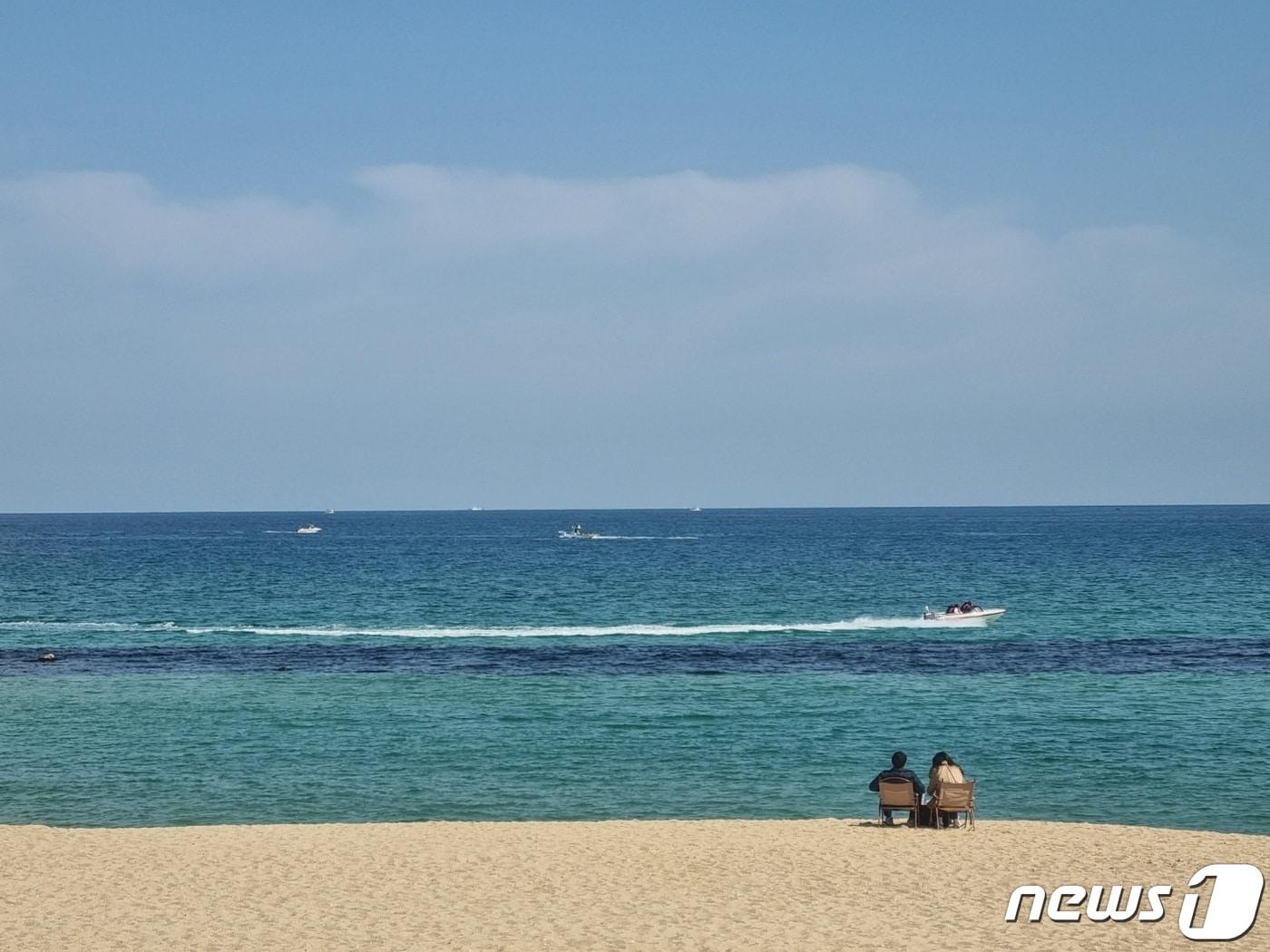 본문 이미지 - 완연한 봄 날씨를 보인 18일 강원 강릉 안목커피해변에서 나들이객 앞으로 모터보트가 지나가고 있다.2023.3.18/뉴스1 윤왕근 기자