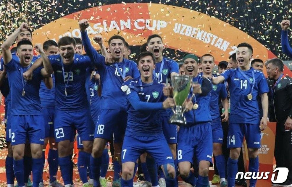 본문 이미지 -  U20 아시안컵 우승을 차지한 우즈베키스탄(AFC 홈페이지 캡처)