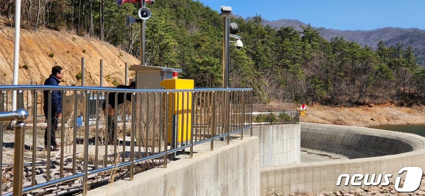 본문 이미지 - 농업용 저수지 안전감찰 모습.(전남도 제공) 2023.3.19/뉴스1