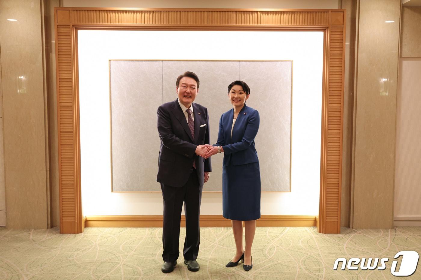 본문 이미지 - 윤석열 대통령이 17일 일본 도쿄 시내 한 호텔에서 열린 일한의원연맹 및 일한친선협회중앙회 접견에서 오부치 유코 일한의원연맹 부회장과 기념 촬영하고 있다. (대통령실 제공) 2023.3.19/뉴스1 ⓒ News1 안은나 기자