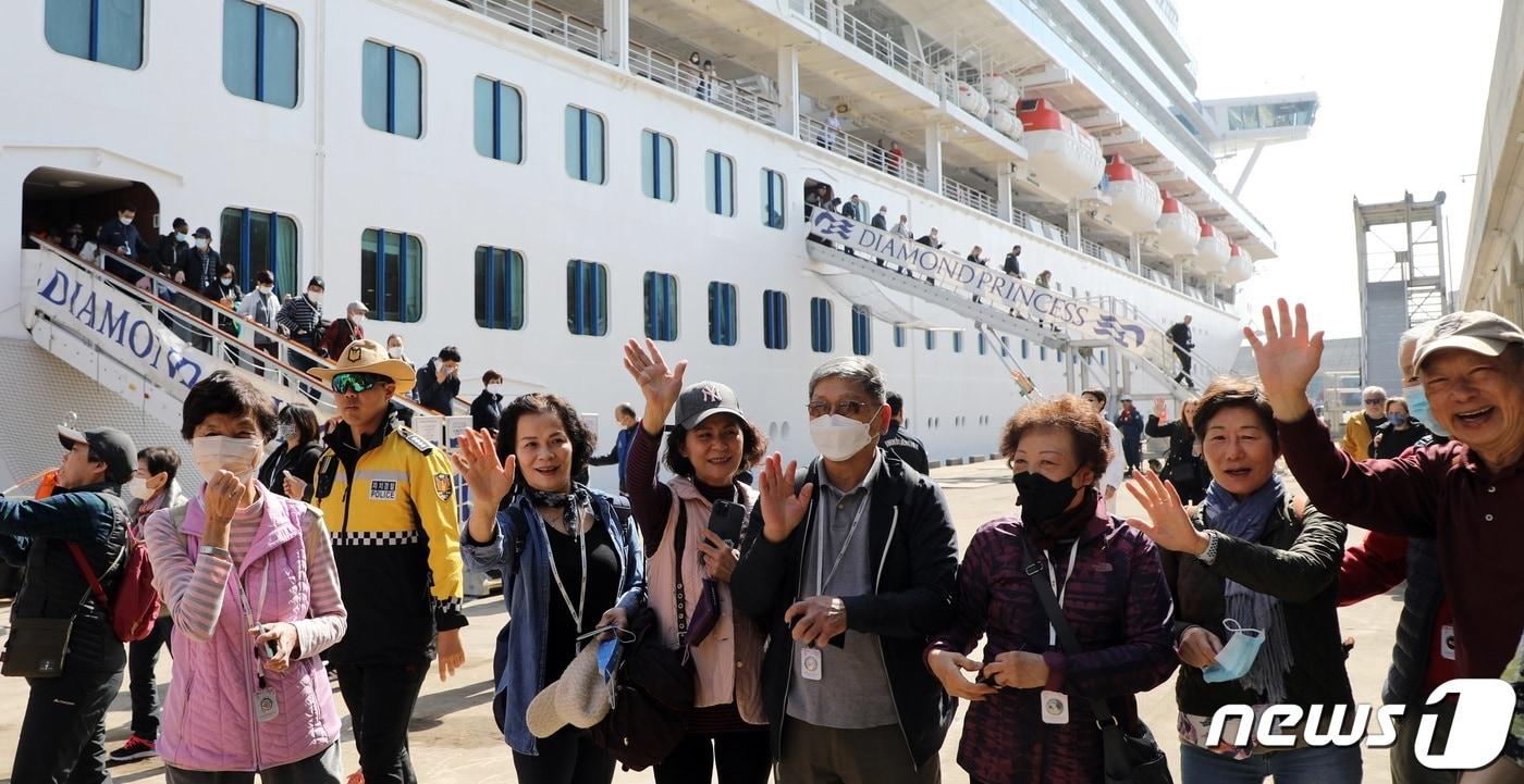19일 오전 제주 서귀포시 강정민군복합형관광미항에 일본 가고시마에서 출발한 초대형 크루즈선 다이아몬드 프린세스호&#40;11만톤급&#41;가 입항해 승객들이 하선하고 있다. 강정항에 국제크루즈선이 입항하는 것은 2019년 이후 3년 10개월 만이다.2023.3.19/뉴스1 ⓒ News1 고동명 기자