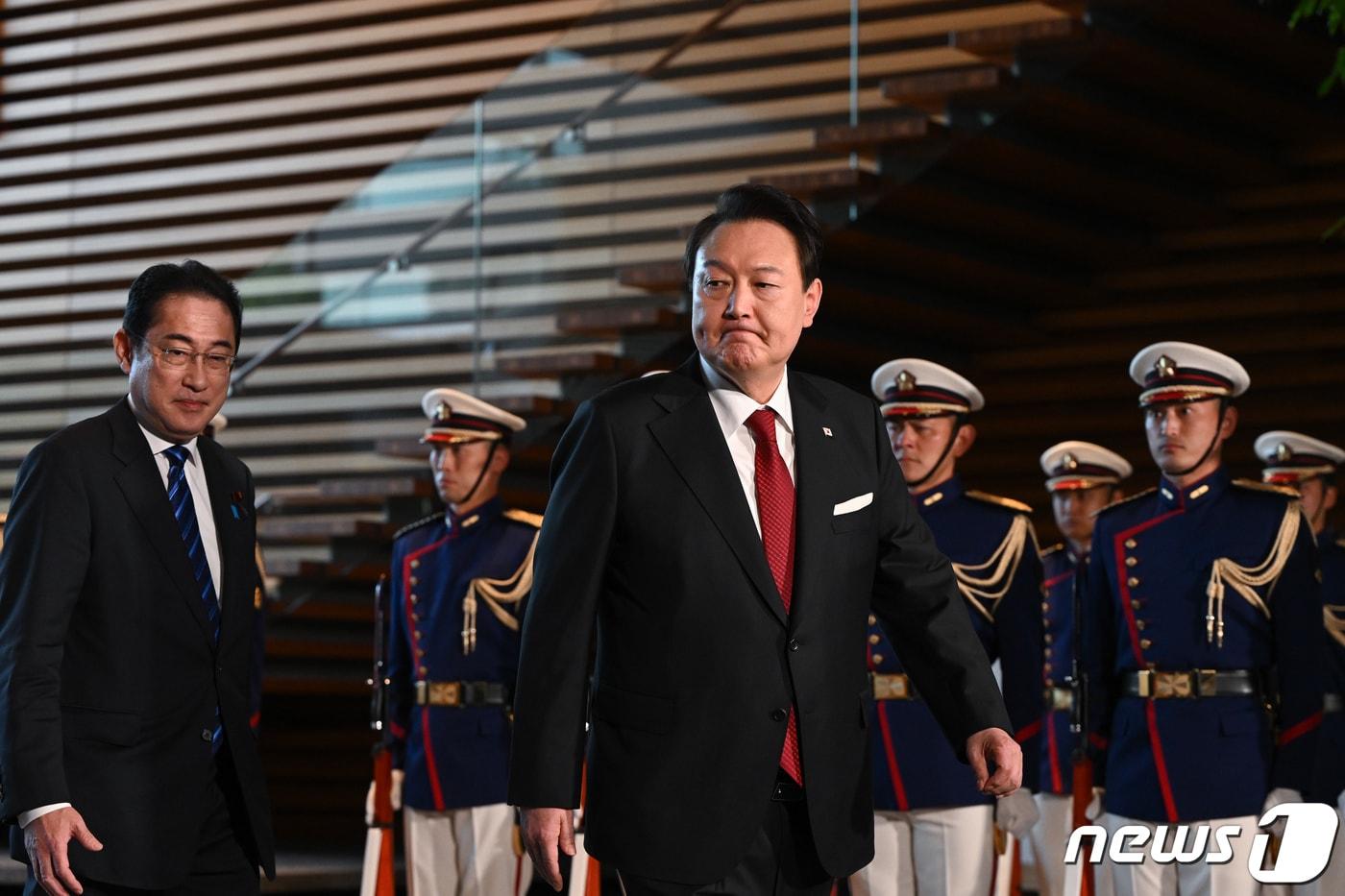 윤석열 대통령이 지난 16일 오후 일본 도쿄 총리 관저에서 열린 환영행사에서 기시다 후미오 일본 총리와 함께 입장하고 있다. (대통령실 제공) 2023.3.19/뉴스1 ⓒ News1 안은나 기자