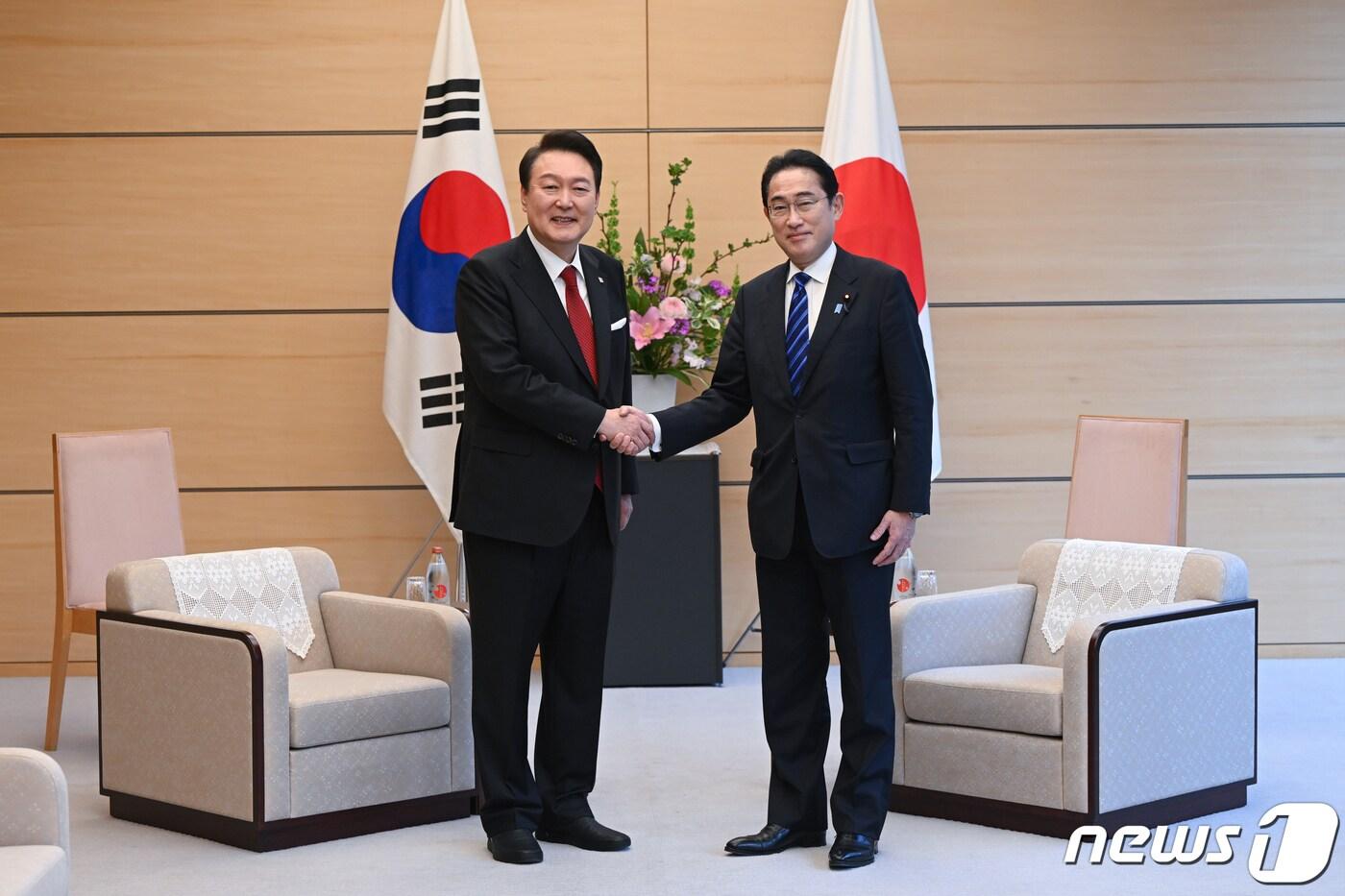 본문 이미지 - 윤석열 대통령과 기시다 후미오 일본 총리가 지난 3월16일 도쿄 총리 관저에서 열린 소인수 정상회담에서 악수하고 있다. (대통령실 제공) 2023.3.19/뉴스1 ⓒ News1 안은나 기자