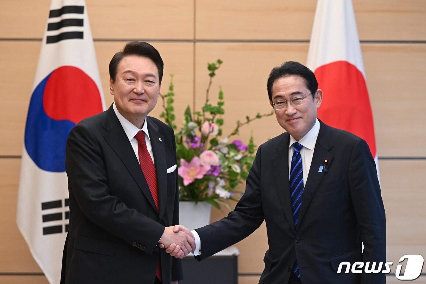 본문 이미지 - 윤석열 대통령과 기시다 후미오 일본 총리가 지난 16일 도쿄 총리 관저에서 열린 소인수 정상회담에서 악수하고 있다. (대통령실 제공) 2023.3.19/뉴스1 ⓒ News1 안은나 기자