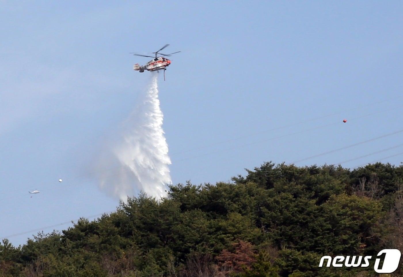 산림청 소속 헬기가 산불진화 작업을 벌이는 모습. 사진은 기사 본문과 관계 없음. ⓒ News1