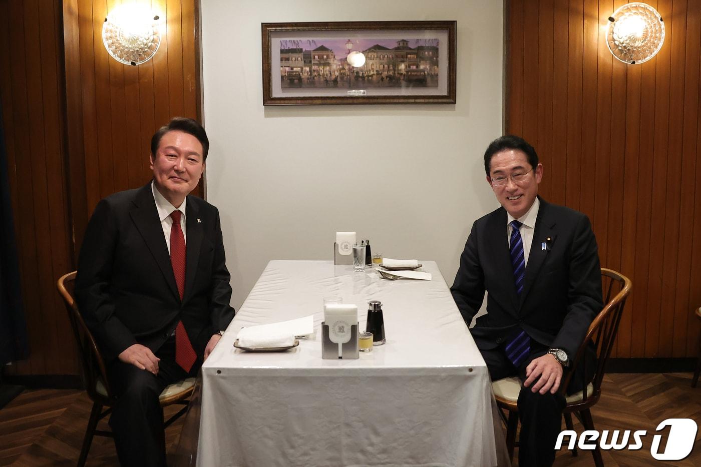 윤석열 대통령과 기시다 후미오 일본 총리가 16일 도쿄 긴자의 한 오므라이스 노포에서 친교를 나누고 있다. (대통령실 제공) 2023.3.16/뉴스1 ⓒ News1 안은나 기자