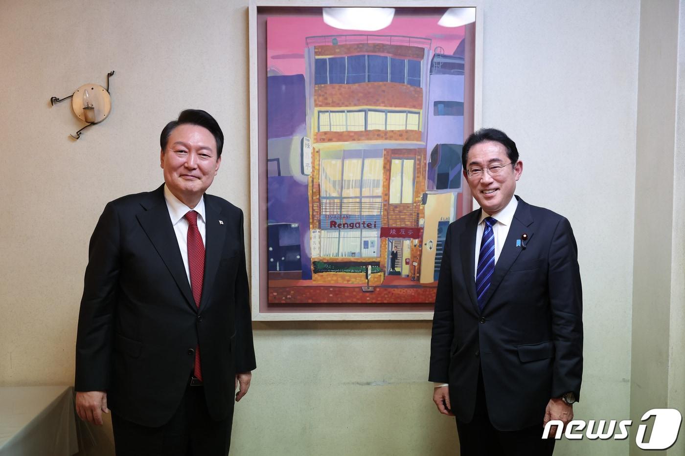 본문 이미지 - 윤석열 대통령과 기시다 후미오 일본 총리가 16일 도쿄 긴자의 한 오므라이스 노포에서 친교를 나누고 있다. (대통령실 제공) 2023.3.16/뉴스1 ⓒ News1 안은나 기자