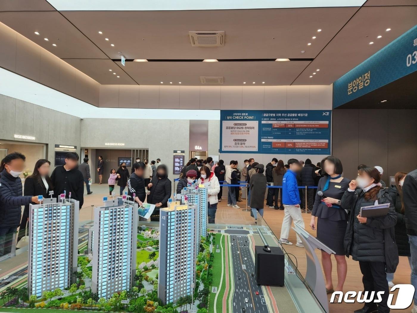 본문 이미지 - 평택 고덕신도시에 분양한 ‘고덕자이 센트로’ 견본주택. (GS건설 제공) 2023.3.19/뉴스1