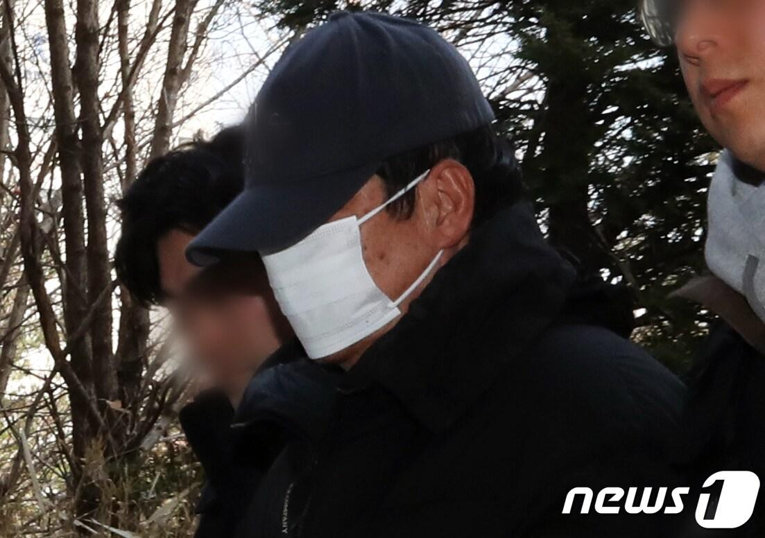 본문 이미지 - 새총으로 쇠구슬을 쏴 이웃집 유리창을 파손한 혐의(특수재물손괴)를 받는 60대 남성 A씨/뉴스1 ⓒ News1 정진욱 기자