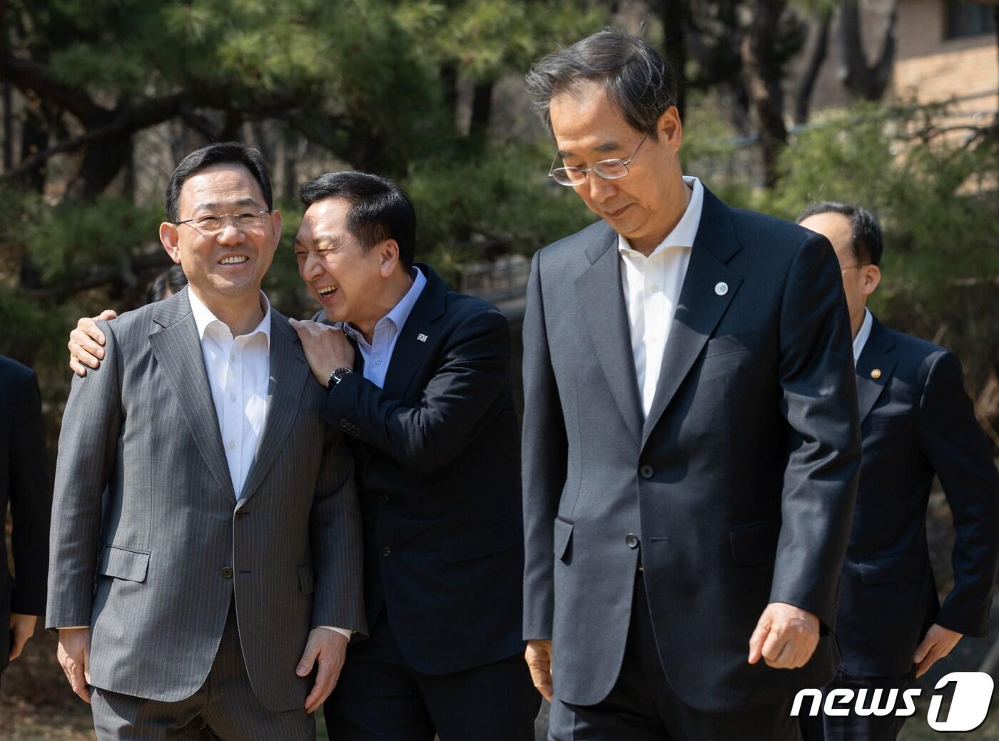 본문 이미지 - 김기현 국민의힘 대표(가운데)와 주호영 원내대표가 19일 오후 서울 종로구 삼청동 총리공관에서 열린 고위당정협의회에서 기념 촬영을 마친 후 회의장으로 이동하며 대화를 하고 있다. 오른쪽은 한덕수 국무총리. 2023.3.19/뉴스1 ⓒ News1 이재명 기자