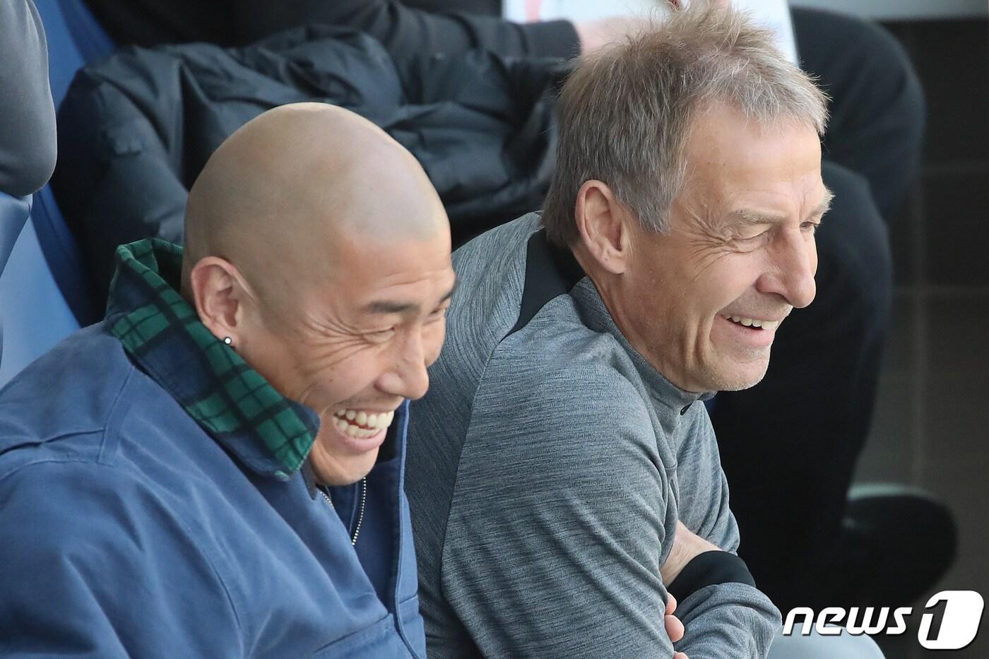 위르겐 클린스만 대한민국 축구 국가대표 감독이 19일 오후 차두리 어드바이저 등 코칭스태프와 함께 '2023 하나원큐 K리그1' 4라운드 대구FC와 전북현대의 경기가 열린 대구 북구 DGB대구은행파크를 찾아 선수들의 경기 모습을 지켜보고 있다. 2023.3.19/뉴스1 ⓒ News1 공정식 기자