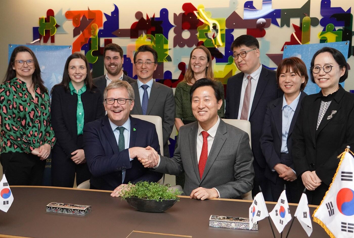 오세훈 서울시장이 16일(현지시간) 아일랜드 더블린에 위치한 아일랜드 산업개발청(IDA)에서 IDA 투자유치 전략 발표를 듣고 관계자들과 기념촬영을 하고 있다. (서울시 제공)