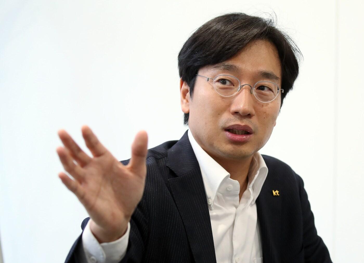 본문 이미지 - 최강림 KT AI 모빌리티 사업단장이 세계 최대 이동통신 전시회 '모바일월드콩그레스'(MWC 2023) 개막 첫날인 지난달 27일 오후(현지시간) 스페인 바르셀로나 피라 그란 비아 전시장에서 뉴스1과 인터뷰를 하고 있다. 2023.3.2/뉴스1 ⓒ News1 박정호 기자