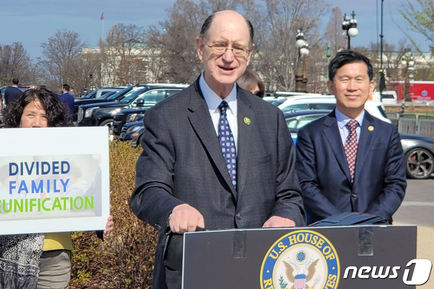 브래드 셔먼 민주당 의원이 1일(현지시간) 미국 워싱턴DC 연방의회 의사당 앞에서 '한반도 평화법안' 재발의 관련 기자회견을 하고 있다. 2023.3.2/뉴스1 ⓒ News1 김현 기자