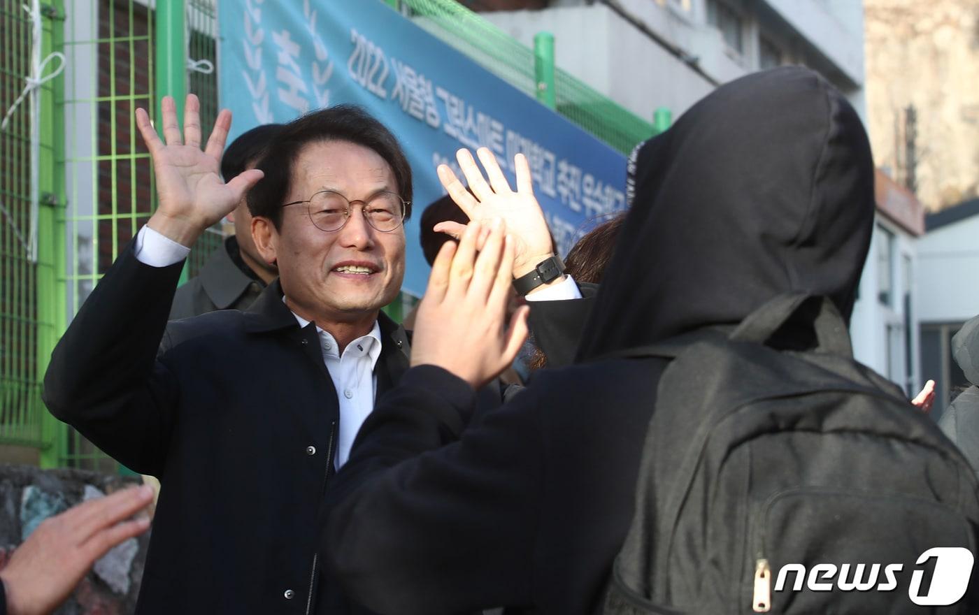 본문 이미지 - 새학기가 시작된 2일 오전 서울 성북구 종암중학교에서 조희연 서울시교육감이 등교하는 학생들과 인사를 나누고 있다. 2023.3.2/뉴스1 ⓒ News1 김민지 기자