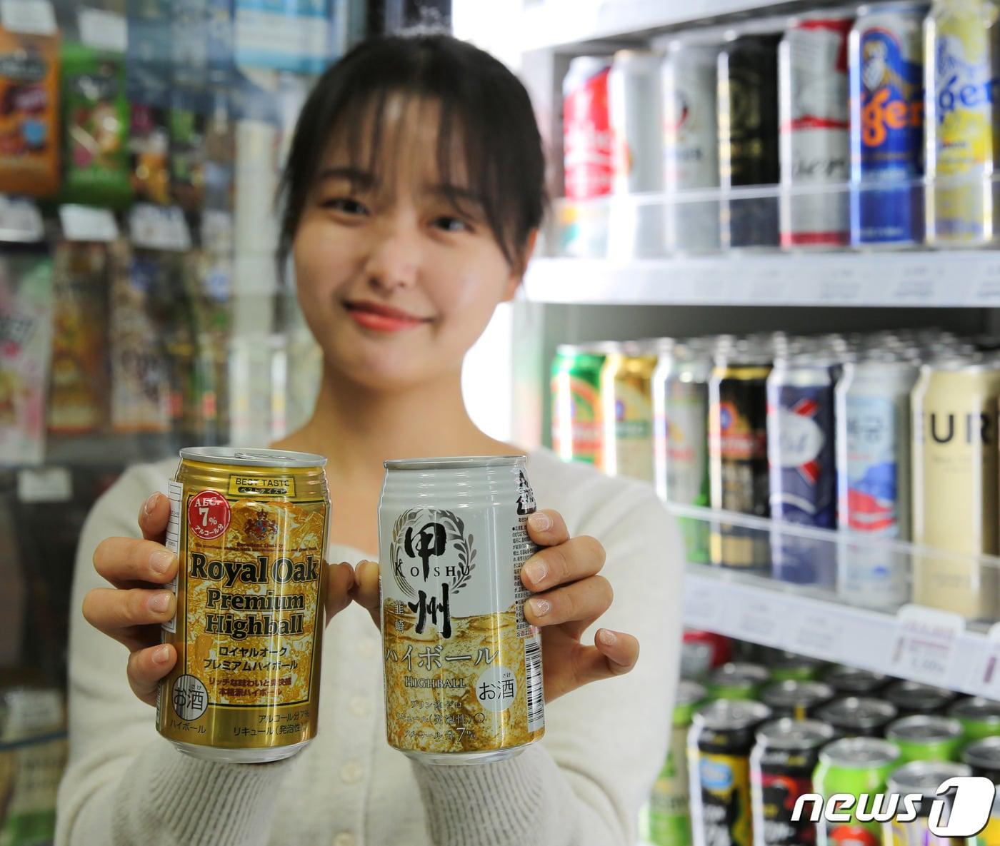 본문 이미지 - 로얄오크프리미엄 하이볼과 코슈 하이볼(GS리테일 제공)
