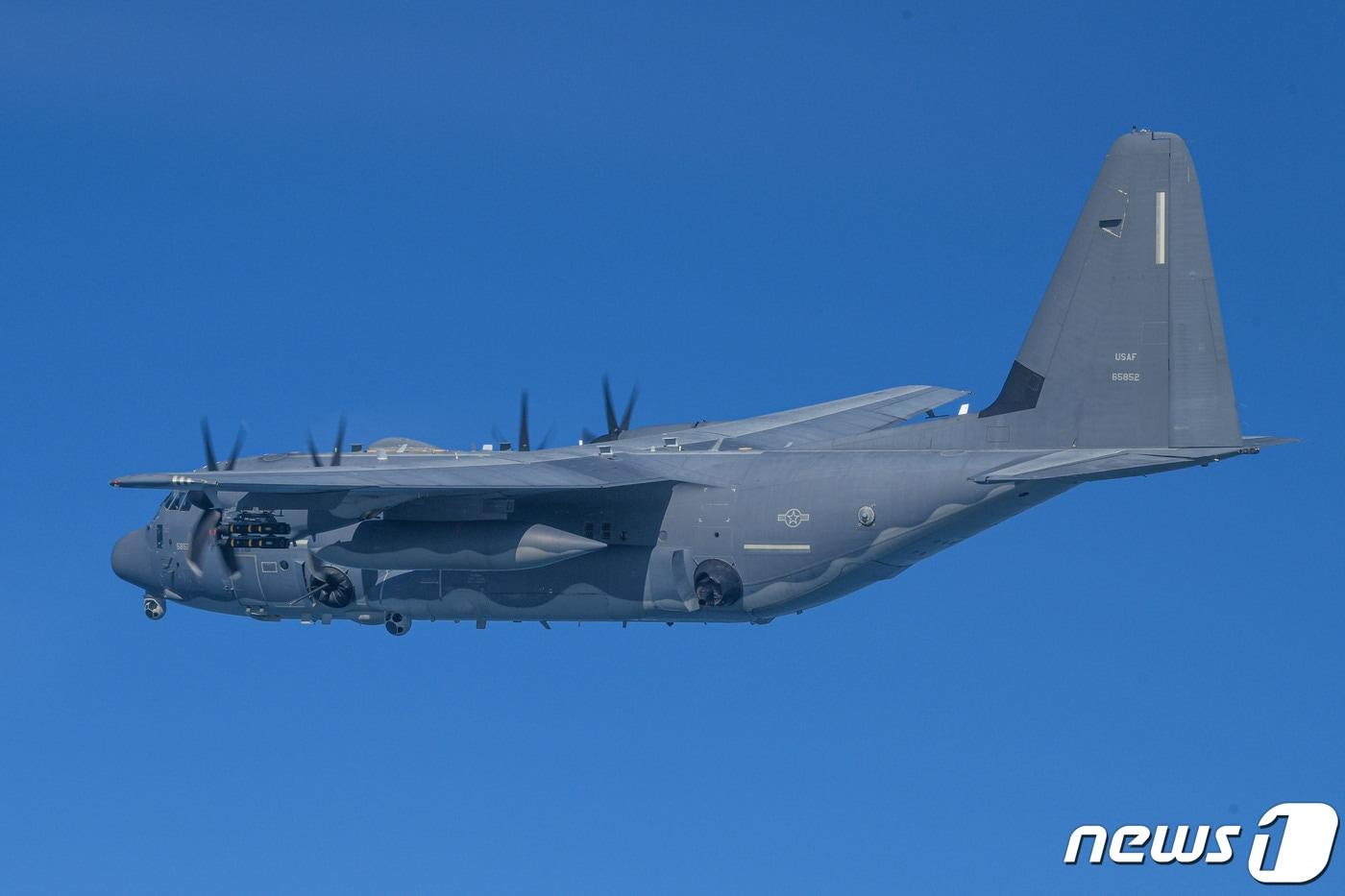 본문 이미지 - 한미 연합 특수작전훈련에 투입된 미국 항공타격 자산 AC-130J가 훈련 임무를 수행하고 있다. (합동참모본부 제공) 2023.3.2/뉴스1