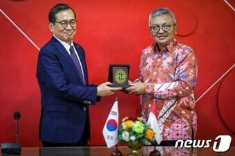 본문 이미지 - 이노비즈협회와 인도네시아 중소기업협동조합부가 사업협약을 체결하고 기념사진을 촬영하고 있다. 왼쪽부터 김세종 이노비즈정책연구원장, 하눙 라흐만 인니 중기부 차관. (이노비즈협회 제공)