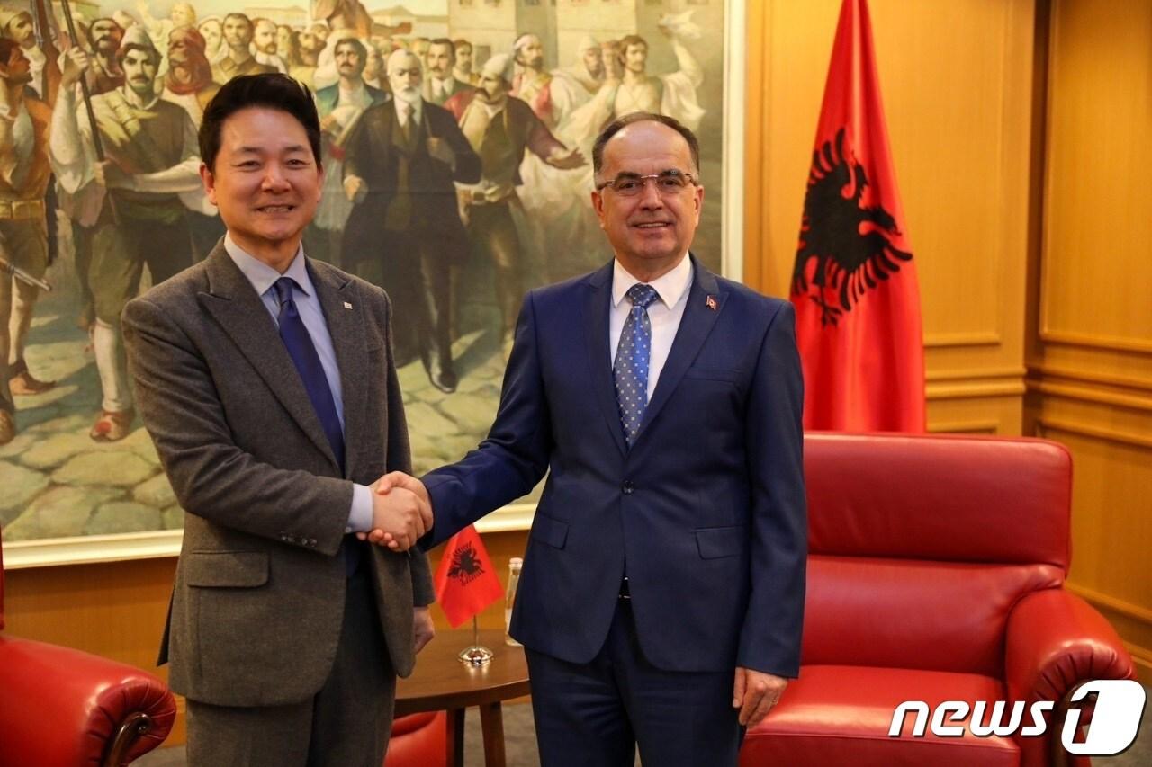 본문 이미지 - 장성민 대통령 특사(왼쪽)과 일리르 메타 알바니아 대통령. (외교부 제공)