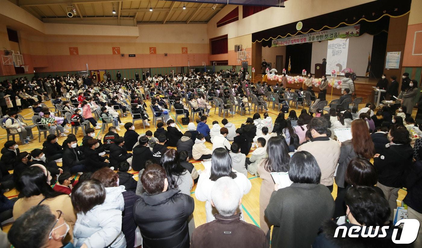 본문 이미지 - 2일 오전 제주시 이도초등학교 체육관에서 2023학년도 입학식이 열리고 있다. 2023.3.2/뉴스1 ⓒ News1 오현지 기자