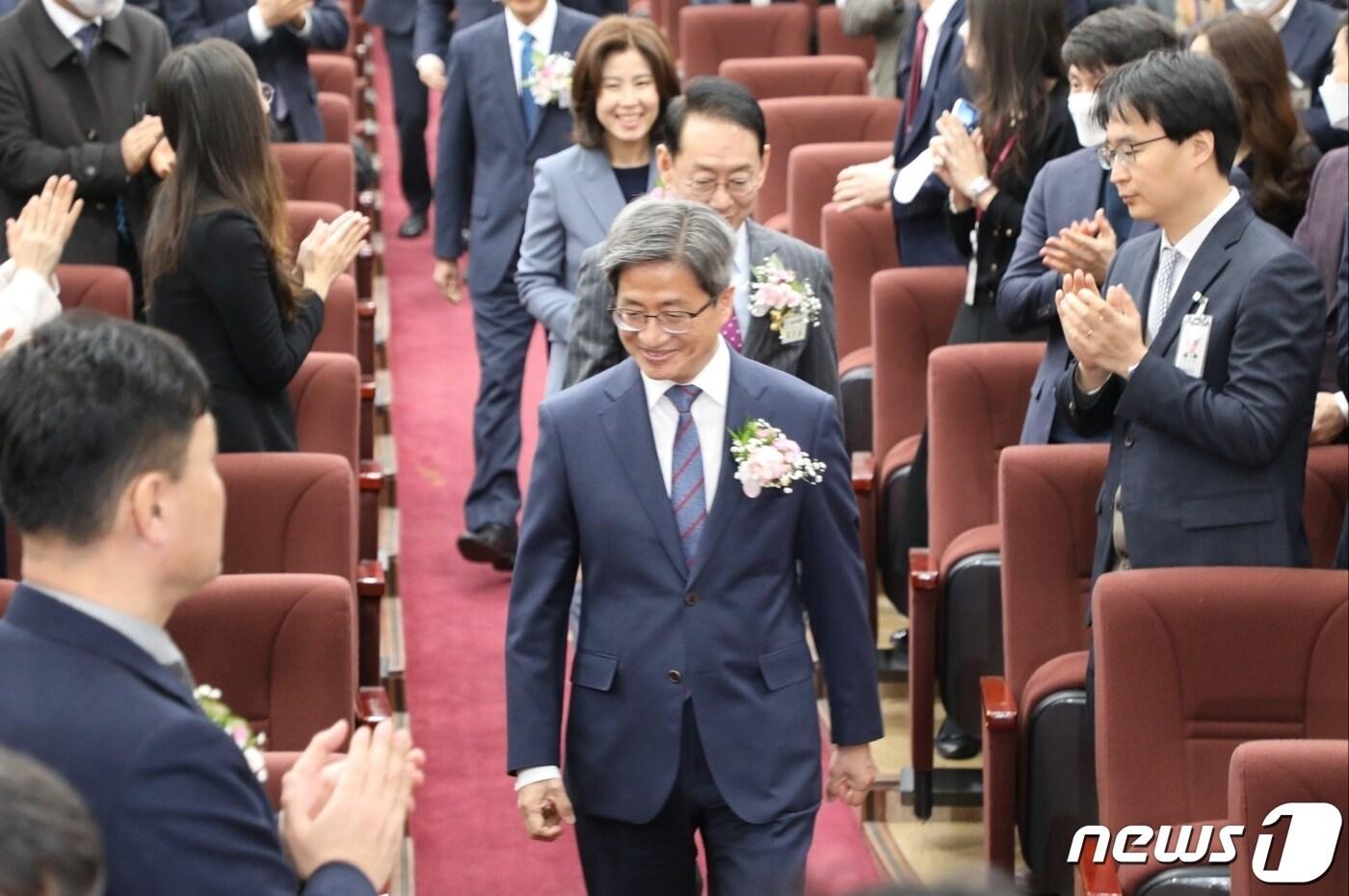 본문 이미지 - 김명수 대법원장이 2일 오전 부산법원종합청사 5층 대강당에서 열린 부산회생법원 개원식에 참석하고 있다. 2023.3.2/뉴스1 ⓒ News1 노경민 기자